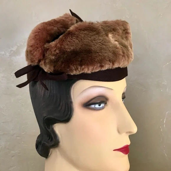 CHIC 1940s' CHOCOLATE BROWN FELT HAT WITH LAMB FUR TRIM AND FELT BOWS
